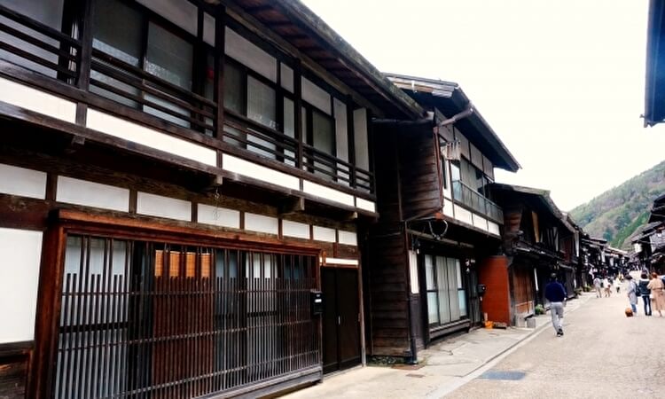 江戸時代の古民家で民泊とカフェ